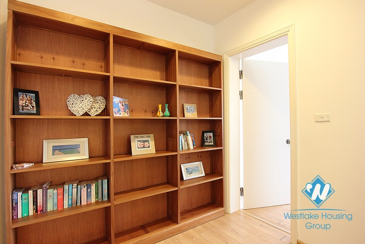 Splendid villa for rent on the lake in Tay Ho, Hanoi 